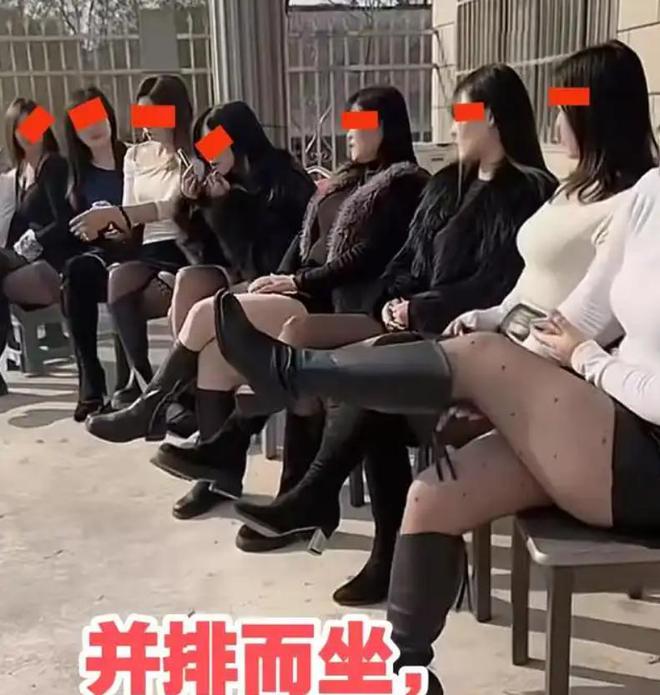 得花枝招展像在选美村民吐槽：不正经K8凯发登录河南多名女子聚会打扮(图3)