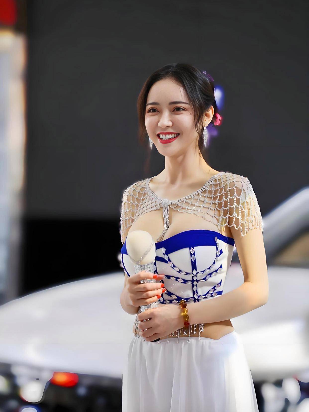 部电影这魔鬼身材不愧是模特出身！k8凯发国际入口潘春春最惊艳的3(图3)