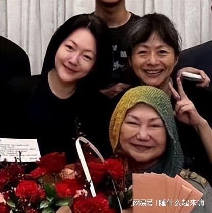 头巾掩白发小S哭肿双眼具俊晔暴瘦阴郁凯发国际K8大S家人强颜合影：S妈(图2)
