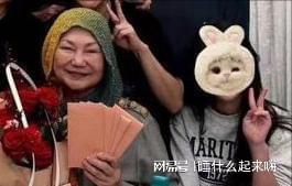 头巾掩白发小S哭肿双眼具俊晔暴瘦阴郁凯发国际K8大S家人强颜合影：S妈(图3)