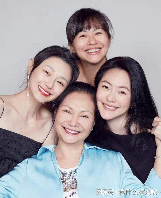 头巾掩白发小S哭肿双眼具俊晔暴瘦阴郁凯发国际K8大S家人强颜合影：S妈(图5)
