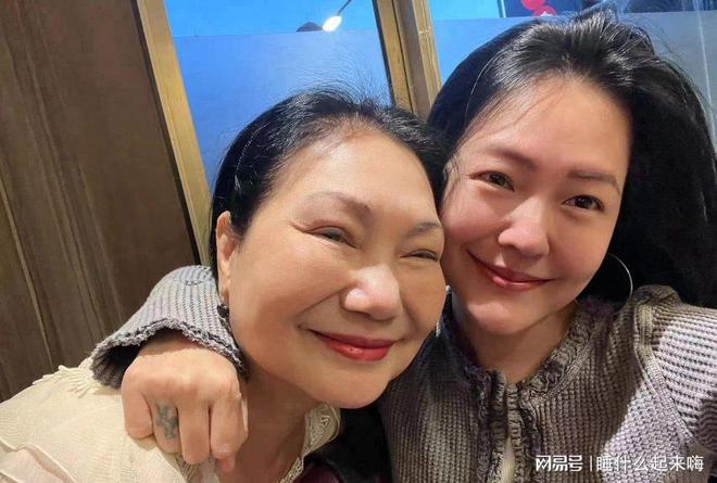 头巾掩白发小S哭肿双眼具俊晔暴瘦阴郁凯发国际K8大S家人强颜合影：S妈(图6)