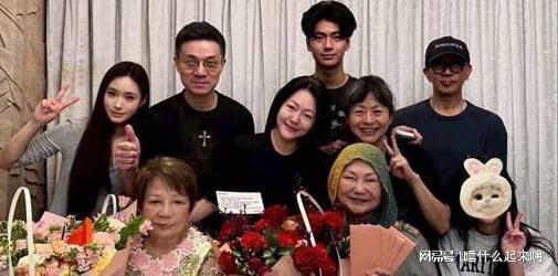 头巾掩白发小S哭肿双眼具俊晔暴瘦阴郁凯发国际K8大S家人强颜合影：S妈(图8)