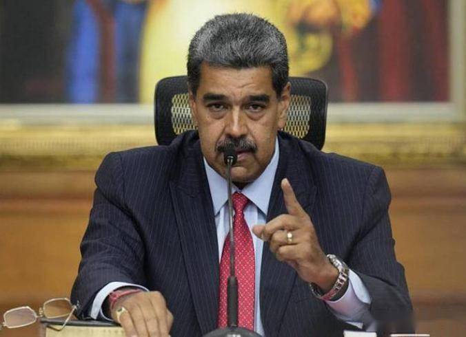 条件恶劣的纽约监狱外界等着看他颓废认输甚至备好剧本想把他当反